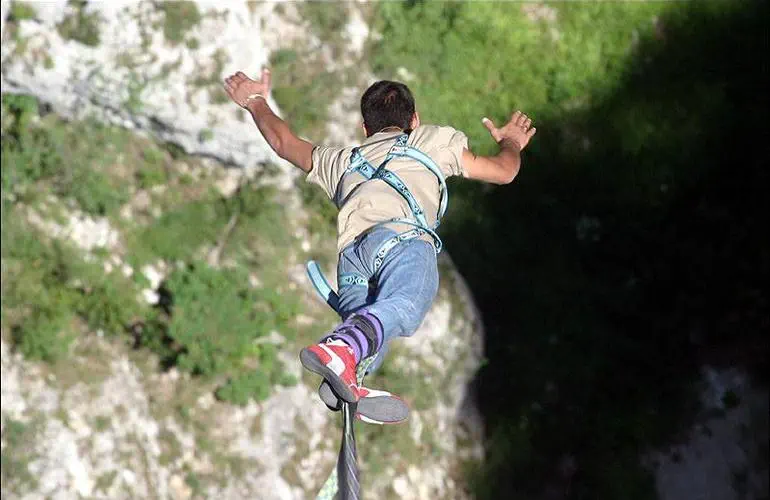 Bungee-Jumping-in-Verdon-Gorge_2100-1