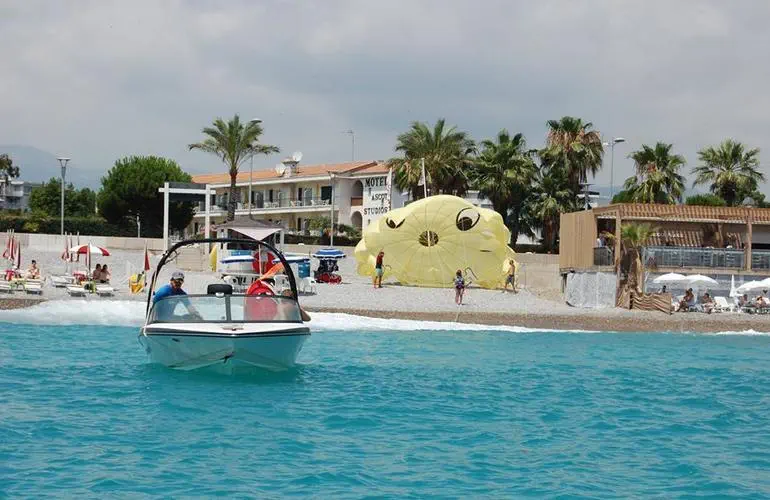 Parasailing-in-Antibes_5372-1