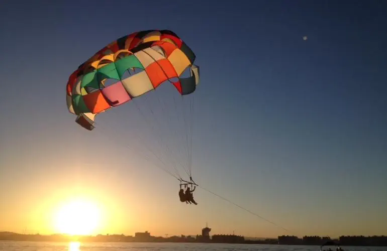 Parasailing-in-Montpellier_10767-1